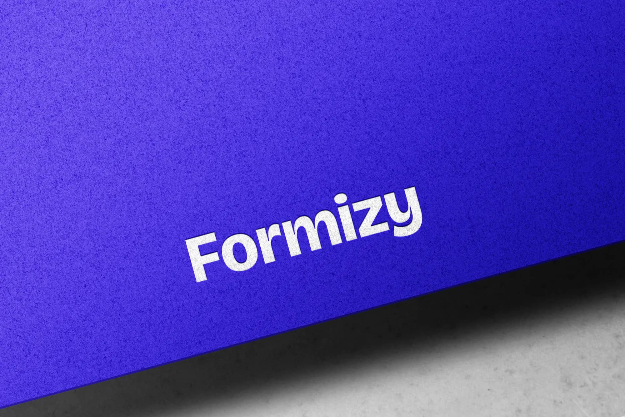 Le logo Formizy en relief sur du papier bleu