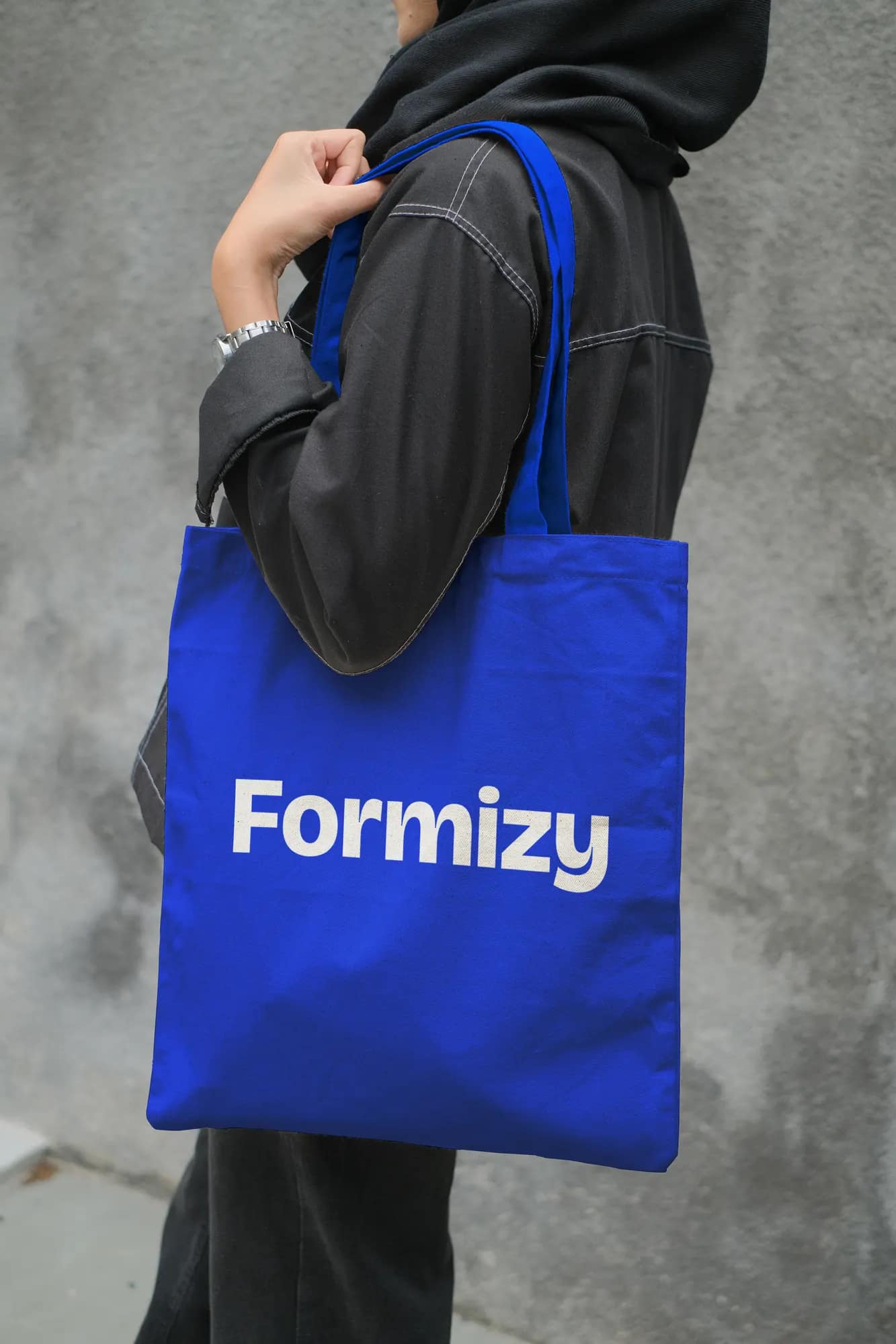 Un tote bag bleu portant le logo Formizy