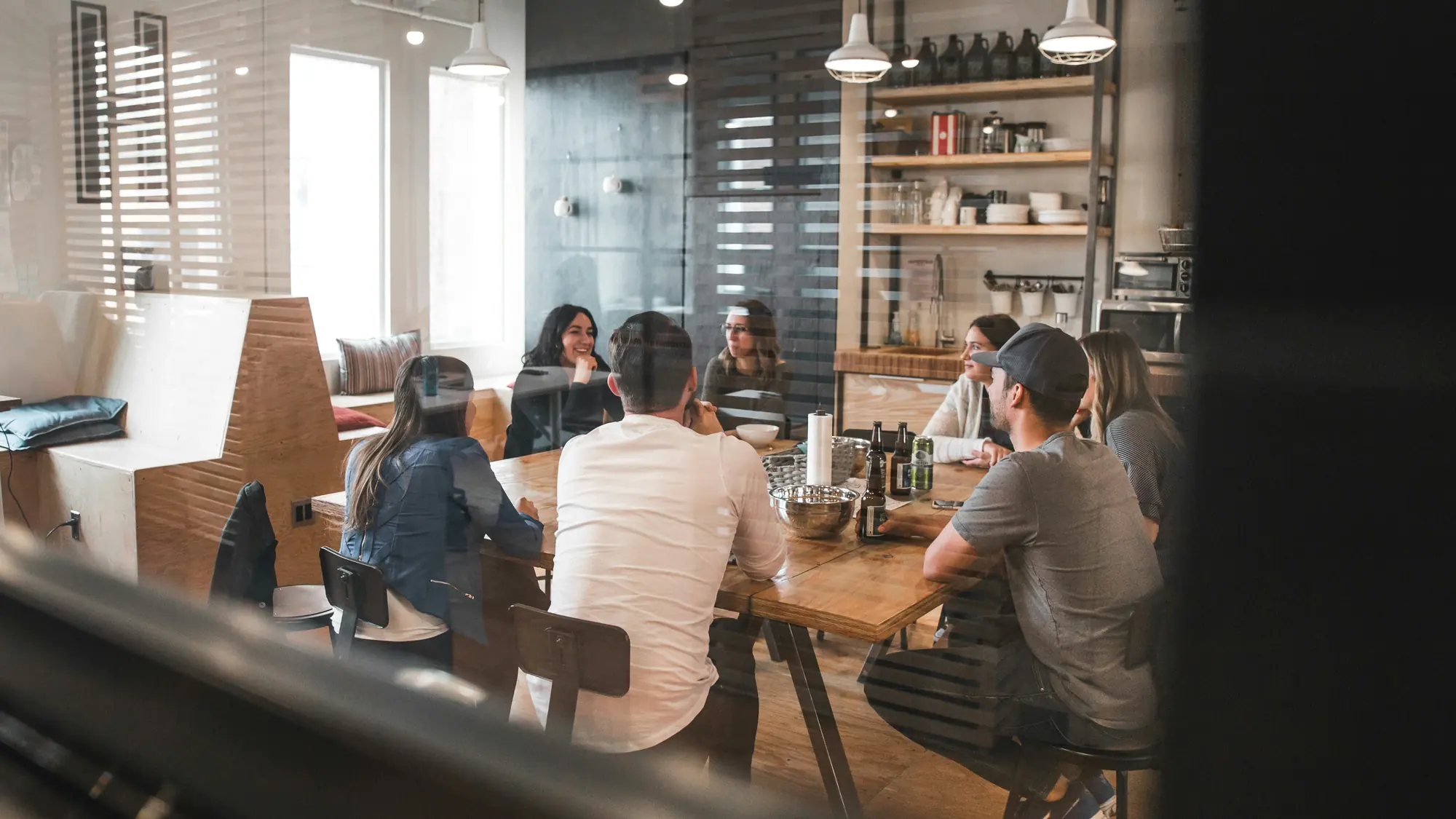 Un groupe réuni autour d'une grande table de travail
